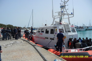 soccorso a migranti irregolari con sbarco nel porto di roccella j