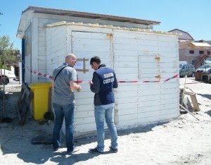 foto sequestro strutture gallico spiaggia