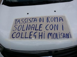 Protesta taxi roma pro ospedale agnone 09.05.2015 slogan su taxi