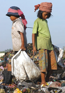 CAMBOGIA bambini in discarica