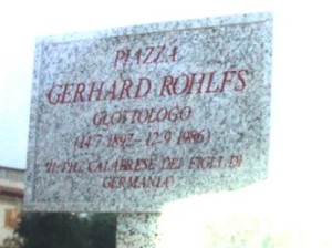 targa della piazza dedicata a Gehrard Rohlfs a Badolato Marina