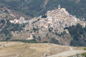 1-badolato_borgo-visto-da-est-mare