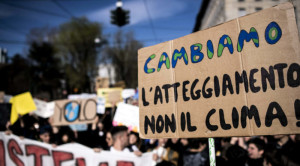 foto-1-manifestazione-con-cartello-cambiamo-atteggiamento-non-il-clima