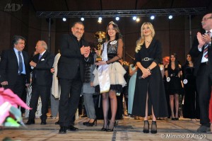 Nella foto l'Assessore Pippo Scattarreggia consegna il premio