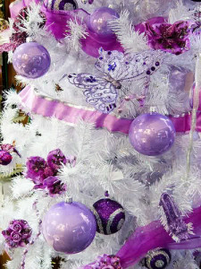 albero-di-natale-2020-con-nastri-e-palline-viola