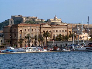 municipio-di-milazzo-con-duomo-antico-sullo-sfondo