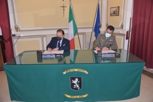 1-la-firma-del-protocollo-dintesa-tra-brigata-aosta-ed-ente-teatro